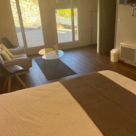 Bed & Breakfast L'ancienne Gendarmerie Saint-Chély-dʼAubrac