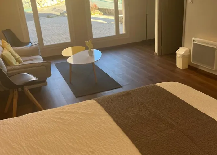 Bed & Breakfast L'ancienne Gendarmerie Saint-Chély-dʼAubrac